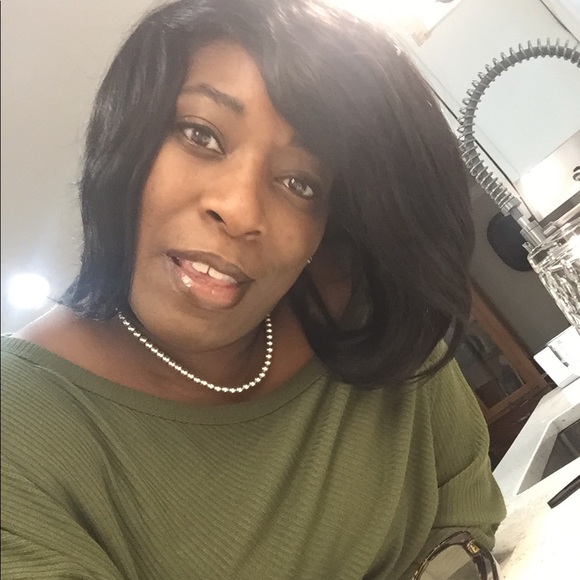 Meet your Posher, Qween - Picture 2 of 3